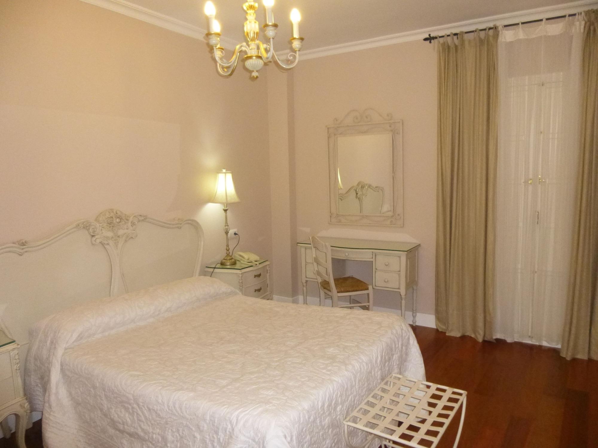 Le Petit Paris Hotel Sevilla Kültér fotó